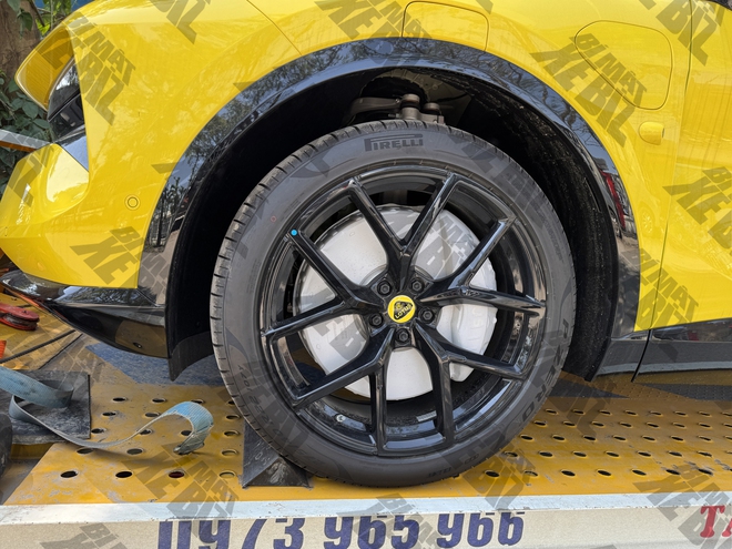 Bộ đ&ocirc;i xe điện Lotus lần đầu lộ diện tại Việt Nam: Mạnh hơn 600 m&atilde; lực, chạy hơn 500km/sạc, c&ugrave;ng ph&acirc;n kh&uacute;c Porsche Macan, Taycan- Ảnh 6.