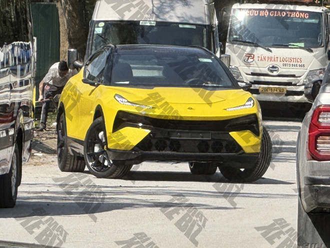 Bộ đ&ocirc;i xe điện Lotus lần đầu lộ diện tại Việt Nam: Mạnh hơn 600 m&atilde; lực, chạy hơn 500km/sạc, c&ugrave;ng ph&acirc;n kh&uacute;c Porsche Macan, Taycan- Ảnh 1.