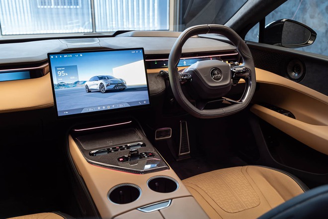 Bộ đ&ocirc;i xe điện Lotus lần đầu lộ diện tại Việt Nam: Mạnh hơn 600 m&atilde; lực, chạy hơn 500km/sạc, c&ugrave;ng ph&acirc;n kh&uacute;c Porsche Macan, Taycan- Ảnh 13.