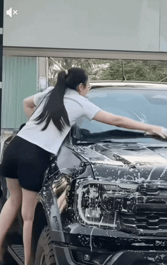 Tổng t&agrave;i xứ Cam ở rể Việt Nam như thế n&agrave;y sao: Phụ vợ nhặt hạt điều, rửa loạt "xế hộp" tiền tỷ cho bố mẹ vợ- Ảnh 10.