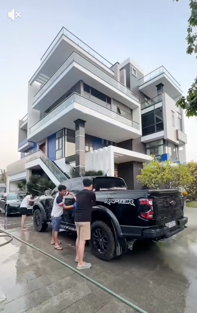 Tổng t&agrave;i xứ Cam ở rể Việt Nam như thế n&agrave;y sao: Phụ vợ nhặt hạt điều, rửa loạt "xế hộp" tiền tỷ cho bố mẹ vợ- Ảnh 8.