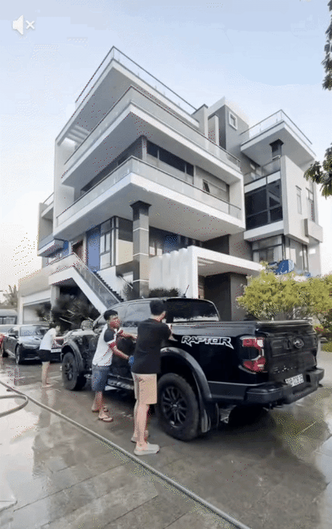 Tổng t&agrave;i xứ Cam ở rể Việt Nam như thế n&agrave;y sao: Phụ vợ nhặt hạt điều, rửa loạt "xế hộp" tiền tỷ cho bố mẹ vợ- Ảnh 7.