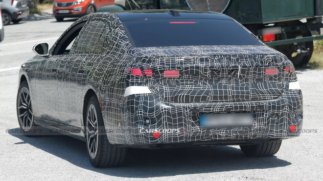 BMW 7 Series 2026 c&oacute; ảnh ch&iacute;nh thức đầu ti&ecirc;n: &lsquo;Mũi&rsquo; khổng lồ với viền ph&aacute;t s&aacute;ng, đồ họa LED mới, ra mắt th&aacute;ng sau đ&aacute;p trả S Class- Ảnh 4.