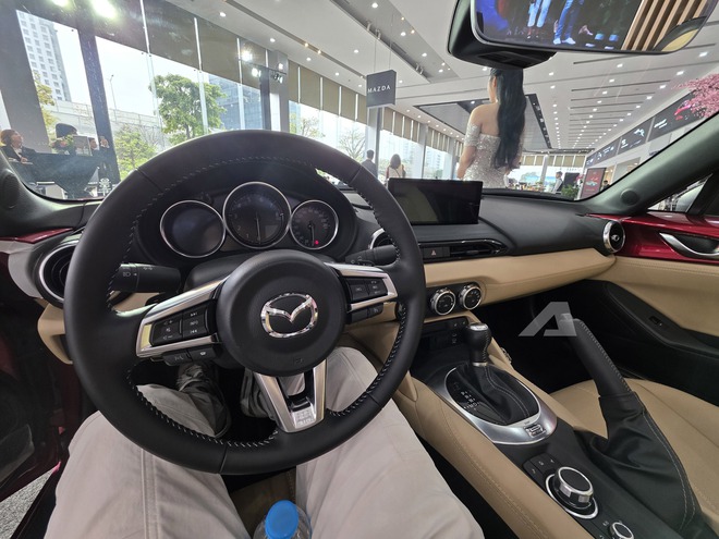 Chạm mặt Mazda MX-5 v&agrave; CX-90 tại H&agrave; Nội: Một chiếc để chơi, một chiếc cho kh&aacute;ch Việt chuộng xe rộng- Ảnh 11.