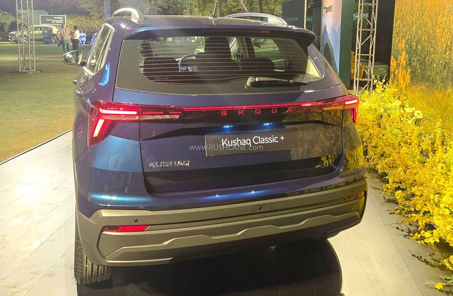 Ảnh thực tế Skoda Kushaq 2026 bản gi&aacute; rẻ: Ghế nỉ, m&agrave;n nhỏ nhưng vẫn c&oacute; đ&egrave;n LED, cửa sổ trời, v&ocirc;-lăng nhiều n&uacute;t, th&ecirc;m cạnh tranh Xforce, Yaris Cross- Ảnh 4.