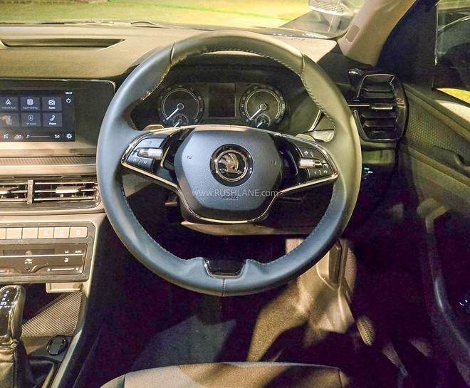 Ảnh thực tế Skoda Kushaq 2026 bản gi&aacute; rẻ: Ghế nỉ, m&agrave;n nhỏ nhưng vẫn c&oacute; đ&egrave;n LED, cửa sổ trời, v&ocirc;-lăng nhiều n&uacute;t, th&ecirc;m cạnh tranh Xforce, Yaris Cross- Ảnh 8.