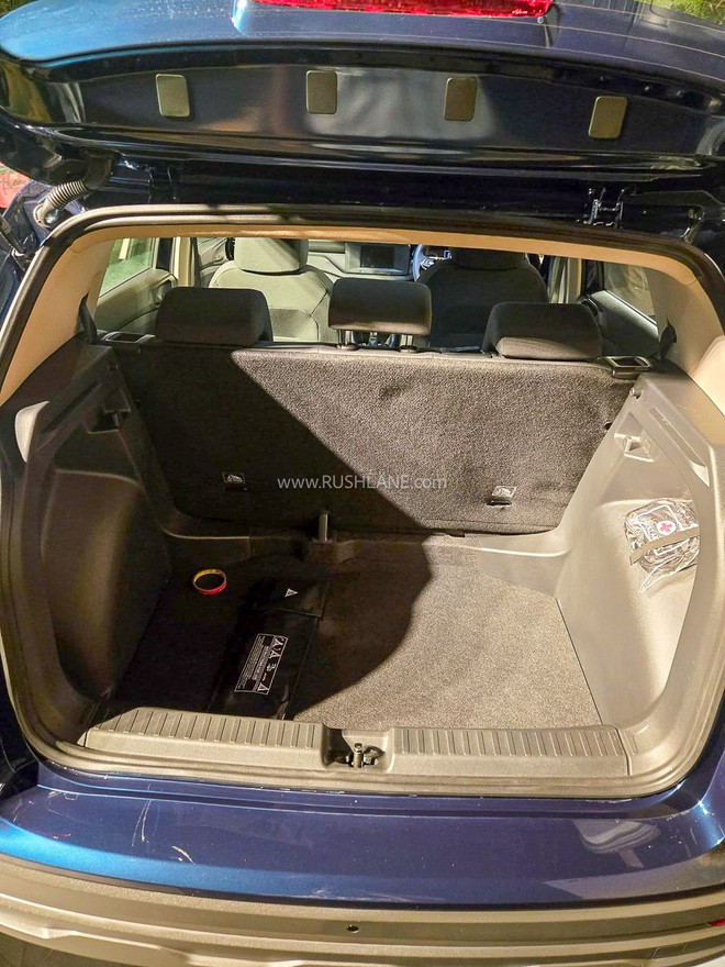 Ảnh thực tế Skoda Kushaq 2026 bản gi&aacute; rẻ: Ghế nỉ, m&agrave;n nhỏ nhưng vẫn c&oacute; đ&egrave;n LED, cửa sổ trời, v&ocirc;-lăng nhiều n&uacute;t, th&ecirc;m cạnh tranh Xforce, Yaris Cross- Ảnh 11.