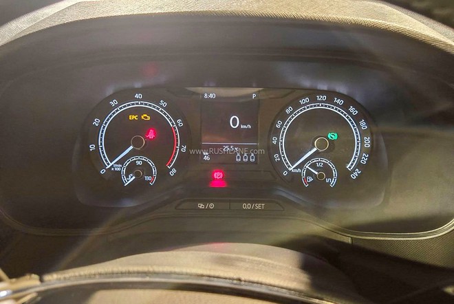 Ảnh thực tế Skoda Kushaq 2026 bản gi&aacute; rẻ: Ghế nỉ, m&agrave;n nhỏ nhưng vẫn c&oacute; đ&egrave;n LED, cửa sổ trời, v&ocirc;-lăng nhiều n&uacute;t, th&ecirc;m cạnh tranh Xforce, Yaris Cross- Ảnh 9.