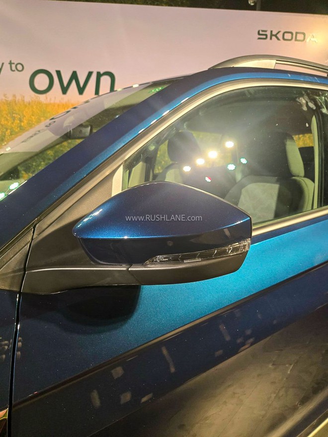 Ảnh thực tế Skoda Kushaq 2026 bản gi&aacute; rẻ: Ghế nỉ, m&agrave;n nhỏ nhưng vẫn c&oacute; đ&egrave;n LED, cửa sổ trời, v&ocirc;-lăng nhiều n&uacute;t, th&ecirc;m cạnh tranh Xforce, Yaris Cross- Ảnh 5.