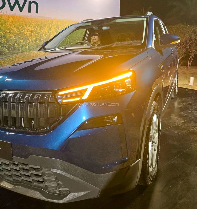 Ảnh thực tế Skoda Kushaq 2026 bản gi&aacute; rẻ: Ghế nỉ, m&agrave;n nhỏ nhưng vẫn c&oacute; đ&egrave;n LED, cửa sổ trời, v&ocirc;-lăng nhiều n&uacute;t, th&ecirc;m cạnh tranh Xforce, Yaris Cross- Ảnh 3.