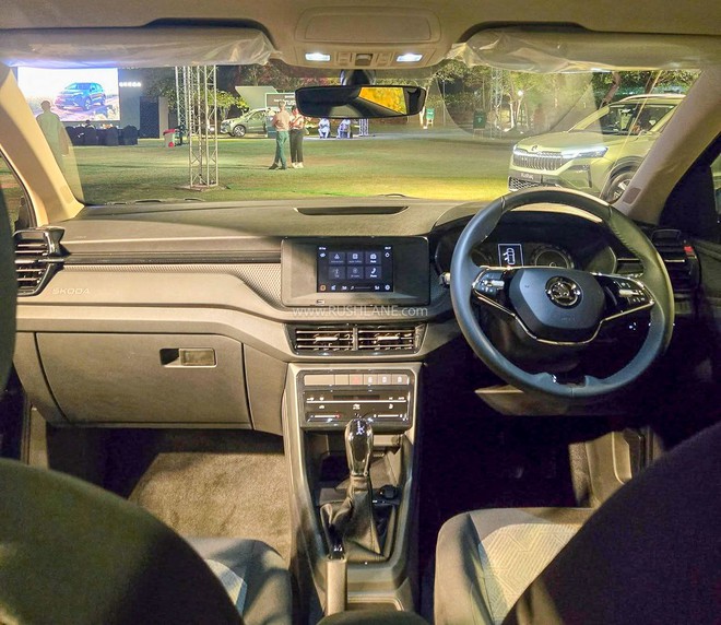 Ảnh thực tế Skoda Kushaq 2026 bản gi&aacute; rẻ: Ghế nỉ, m&agrave;n nhỏ nhưng vẫn c&oacute; đ&egrave;n LED, cửa sổ trời, v&ocirc;-lăng nhiều n&uacute;t, th&ecirc;m cạnh tranh Xforce, Yaris Cross- Ảnh 7.