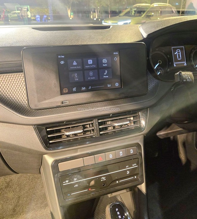 Ảnh thực tế Skoda Kushaq 2026 bản gi&aacute; rẻ: Ghế nỉ, m&agrave;n nhỏ nhưng vẫn c&oacute; đ&egrave;n LED, cửa sổ trời, v&ocirc;-lăng nhiều n&uacute;t, th&ecirc;m cạnh tranh Xforce, Yaris Cross- Ảnh 10.