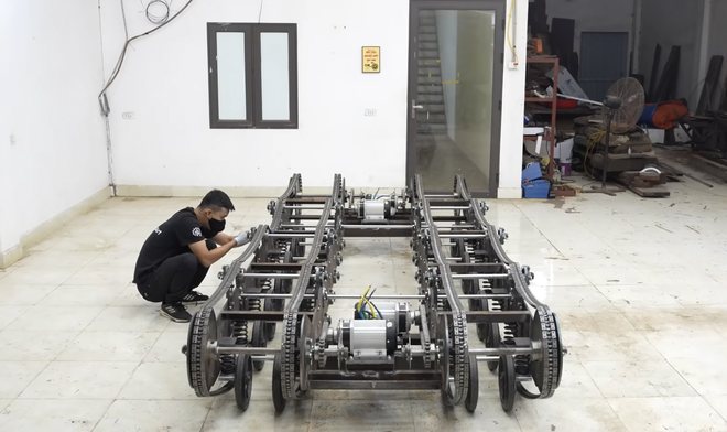 Bố người ta trong truyền thuyết: Tự chế mô hình xe tăng gỗ cực ‘khủng’ cho con trai, vận hành như thật khiến cộng đồng mạng ngả mũ- Ảnh 2. Bố người ta trong truyền thuyết: Tự chế mô hình xe tăng gỗ cực ‘khủng’ cho con trai, vận hành như thật khiến cộng đồng mạng ngả mũ- Ảnh 2.