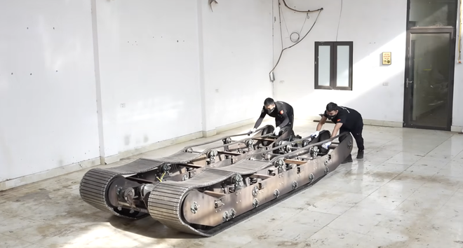 Bố người ta trong truyền thuyết: Tự chế mô hình xe tăng gỗ cực ‘khủng’ cho con trai, vận hành như thật khiến cộng đồng mạng ngả mũ- Ảnh 3. Bố người ta trong truyền thuyết: Tự chế mô hình xe tăng gỗ cực ‘khủng’ cho con trai, vận hành như thật khiến cộng đồng mạng ngả mũ- Ảnh 3.