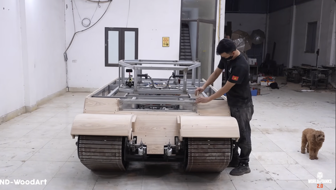 Bố người ta trong truyền thuyết: Tự chế mô hình xe tăng gỗ cực ‘khủng’ cho con trai, vận hành như thật khiến cộng đồng mạng ngả mũ- Ảnh 4. Bố người ta trong truyền thuyết: Tự chế mô hình xe tăng gỗ cực ‘khủng’ cho con trai, vận hành như thật khiến cộng đồng mạng ngả mũ- Ảnh 4.