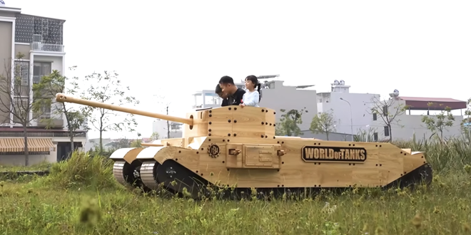 Bố người ta trong truyền thuyết: Tự chế mô hình xe tăng gỗ cực ‘khủng’ cho con trai, vận hành như thật khiến cộng đồng mạng ngả mũ- Ảnh 6. Bố người ta trong truyền thuyết: Tự chế mô hình xe tăng gỗ cực ‘khủng’ cho con trai, vận hành như thật khiến cộng đồng mạng ngả mũ- Ảnh 6.