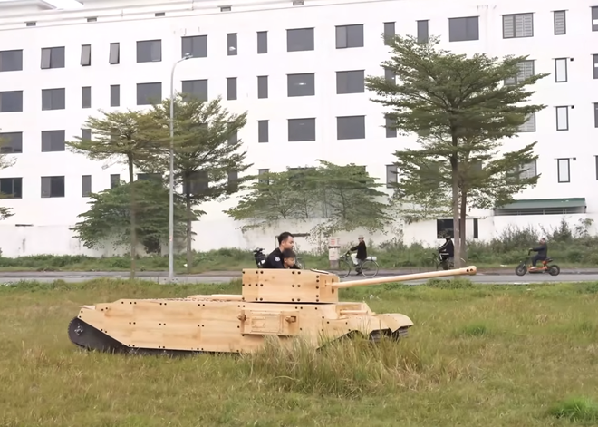 Bố người ta trong truyền thuyết: Tự chế mô hình xe tăng gỗ cực ‘khủng’ cho con trai, vận hành như thật khiến cộng đồng mạng ngả mũ- Ảnh 7. Bố người ta trong truyền thuyết: Tự chế mô hình xe tăng gỗ cực ‘khủng’ cho con trai, vận hành như thật khiến cộng đồng mạng ngả mũ- Ảnh 7.