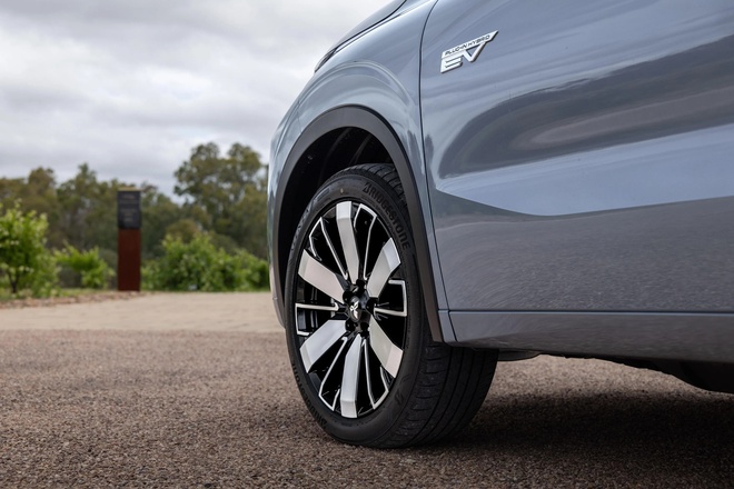 Mitsubishi Outlander 2026 ra bản PHEV tại đại lý: Chạy không xăng tới 103km, nhiều nâng cấp đáng chú ý khiến người Việt tiếc nuối- Ảnh 11. Mitsubishi Outlander 2026 ra bản PHEV tại đại lý: Chạy không xăng tới 103km, nhiều nâng cấp đáng chú ý khiến người Việt tiếc nuối- Ảnh 11.