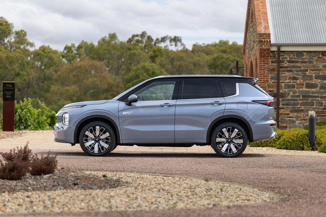 Mitsubishi Outlander 2026 ra bản PHEV tại đại lý: Chạy không xăng tới 103km, nhiều nâng cấp đáng chú ý khiến người Việt tiếc nuối- Ảnh 7. Mitsubishi Outlander 2026 ra bản PHEV tại đại lý: Chạy không xăng tới 103km, nhiều nâng cấp đáng chú ý khiến người Việt tiếc nuối- Ảnh 7.
