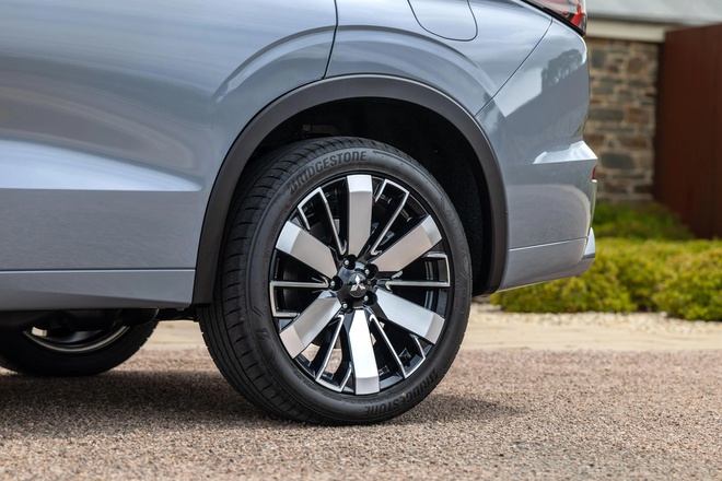Mitsubishi Outlander 2026 ra bản PHEV tại đại lý: Chạy không xăng tới 103km, nhiều nâng cấp đáng chú ý khiến người Việt tiếc nuối- Ảnh 12. Mitsubishi Outlander 2026 ra bản PHEV tại đại lý: Chạy không xăng tới 103km, nhiều nâng cấp đáng chú ý khiến người Việt tiếc nuối- Ảnh 12.