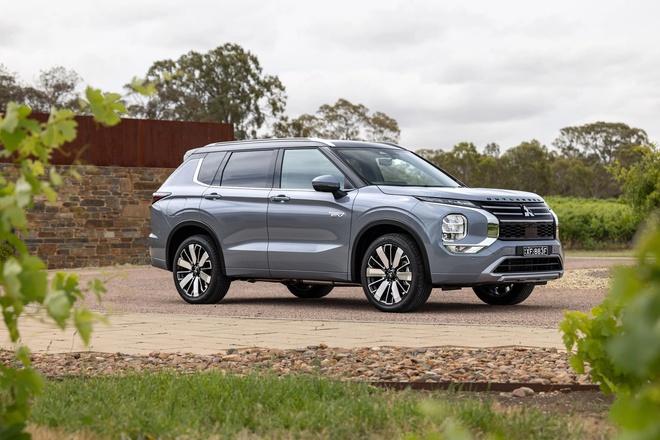 Mitsubishi Outlander 2026 ra bản PHEV tại đại lý: Chạy không xăng tới 103km, nhiều nâng cấp đáng chú ý khiến người Việt tiếc nuối- Ảnh 5. Mitsubishi Outlander 2026 ra bản PHEV tại đại lý: Chạy không xăng tới 103km, nhiều nâng cấp đáng chú ý khiến người Việt tiếc nuối- Ảnh 5.