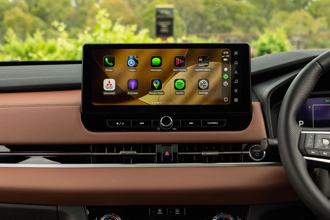 Mitsubishi Outlander 2026 ra bản PHEV tại đại lý: Chạy không xăng tới 103km, nhiều nâng cấp đáng chú ý khiến người Việt tiếc nuối- Ảnh 14. Mitsubishi Outlander 2026 ra bản PHEV tại đại lý: Chạy không xăng tới 103km, nhiều nâng cấp đáng chú ý khiến người Việt tiếc nuối- Ảnh 14.