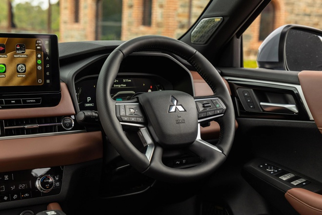 Mitsubishi Outlander 2026 ra bản PHEV tại đại lý: Chạy không xăng tới 103km, nhiều nâng cấp đáng chú ý khiến người Việt tiếc nuối- Ảnh 13. Mitsubishi Outlander 2026 ra bản PHEV tại đại lý: Chạy không xăng tới 103km, nhiều nâng cấp đáng chú ý khiến người Việt tiếc nuối- Ảnh 13.