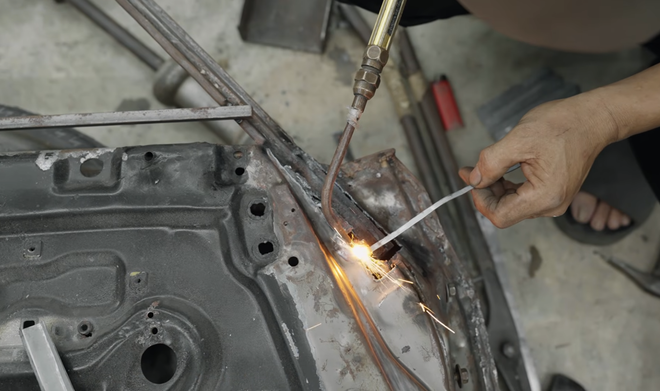 D&acirc;n chơi Việt 'hồi sinh' Toyota Crown hơn 45 tuổi: Cắt, h&agrave;n từ từng chi tiết nhỏ, lắp m&agrave;n h&igrave;nh lớn, sơn m&agrave;u như tr&ecirc;n 'Mẹc G'- Ảnh 2.