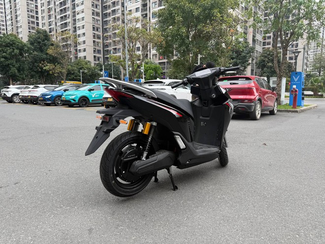 Cận cảnh VinFast Viper ngo&agrave;i đời thực: Thiết kế g&oacute;c cạnh, pin k&eacute;p, đổi pin miễn ph&iacute; đến giữa năm 2028, chuẩn bị b&agrave;n giao kh&aacute;ch h&agrave;ng- Ảnh 2.