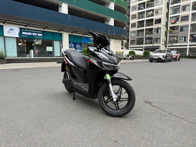 Cận cảnh VinFast Viper ngo&agrave;i đời thực: Thiết kế g&oacute;c cạnh, pin k&eacute;p, đổi pin miễn ph&iacute; đến giữa năm 2028, chuẩn bị b&agrave;n giao kh&aacute;ch h&agrave;ng- Ảnh 3.