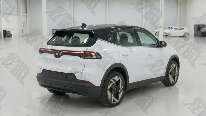 Rộ ảnh SUV VinFast mới đang thử nghiệm: Cỡ như VF 6, cụm đ&egrave;n đặt cao kiểu VF 8, m&acirc;m gần giống VF MPV 7- Ảnh 3.