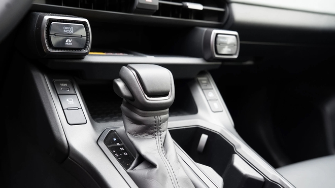 Toyota RAV4 2026 ra mắt ĐN&Aacute;: 2 bản, gi&aacute; quy đổi từ 950 triệu đồng, liệu c&oacute; về Việt Nam cạnh tranh CR-V bằng động cơ hybrid?- Ảnh 15.