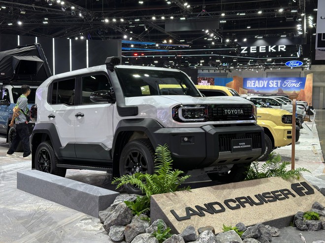 Sờ tận tay Toyota Land Cruiser FJ sắp về Việt Nam: Nhìn thực tế 'lực' hơn trên ảnh, trau chuốt 'mượt', nhiều bản độ bắt mắt- Ảnh 5. Sờ tận tay Toyota Land Cruiser FJ sắp về Việt Nam: Nhìn thực tế 'lực' hơn trên ảnh, trau chuốt 'mượt', nhiều bản độ bắt mắt- Ảnh 5.