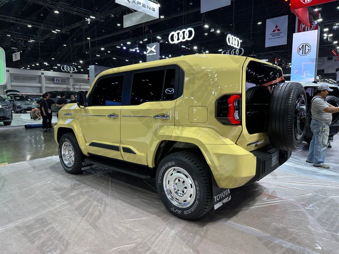 Sờ tận tay Toyota Land Cruiser FJ sắp về Việt Nam: Nhìn thực tế 'lực' hơn trên ảnh, trau chuốt 'mượt', nhiều bản độ bắt mắt- Ảnh 9. Sờ tận tay Toyota Land Cruiser FJ sắp về Việt Nam: Nhìn thực tế 'lực' hơn trên ảnh, trau chuốt 'mượt', nhiều bản độ bắt mắt- Ảnh 9.