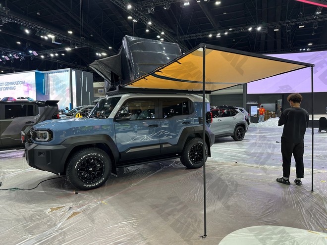 Sờ tận tay Toyota Land Cruiser FJ sắp về Việt Nam: Nhìn thực tế 'lực' hơn trên ảnh, trau chuốt 'mượt', nhiều bản độ bắt mắt- Ảnh 13. Sờ tận tay Toyota Land Cruiser FJ sắp về Việt Nam: Nhìn thực tế 'lực' hơn trên ảnh, trau chuốt 'mượt', nhiều bản độ bắt mắt- Ảnh 13.