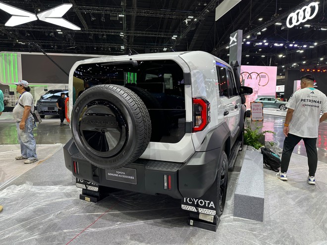 Sờ tận tay Toyota Land Cruiser FJ sắp về Việt Nam: Nhìn thực tế 'lực' hơn trên ảnh, trau chuốt 'mượt', nhiều bản độ bắt mắt- Ảnh 7. Sờ tận tay Toyota Land Cruiser FJ sắp về Việt Nam: Nhìn thực tế 'lực' hơn trên ảnh, trau chuốt 'mượt', nhiều bản độ bắt mắt- Ảnh 7.