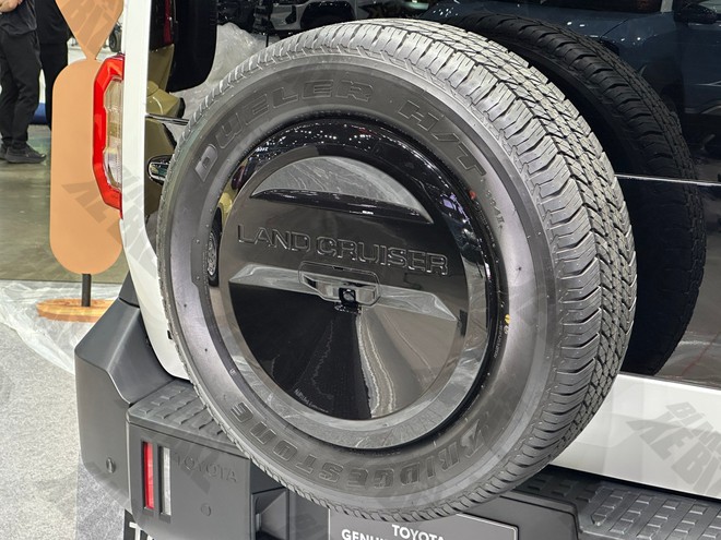 Sờ tận tay Toyota Land Cruiser FJ sắp về Việt Nam: Nhìn thực tế 'lực' hơn trên ảnh, trau chuốt 'mượt', nhiều bản độ bắt mắt- Ảnh 18. Sờ tận tay Toyota Land Cruiser FJ sắp về Việt Nam: Nhìn thực tế 'lực' hơn trên ảnh, trau chuốt 'mượt', nhiều bản độ bắt mắt- Ảnh 18.