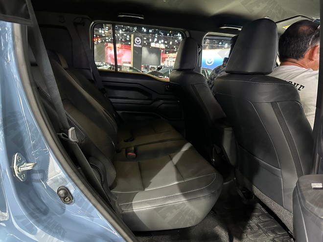 Sờ tận tay Toyota Land Cruiser FJ sắp về Việt Nam: Nhìn thực tế 'lực' hơn trên ảnh, trau chuốt 'mượt', nhiều bản độ bắt mắt- Ảnh 20. Sờ tận tay Toyota Land Cruiser FJ sắp về Việt Nam: Nhìn thực tế 'lực' hơn trên ảnh, trau chuốt 'mượt', nhiều bản độ bắt mắt- Ảnh 20.