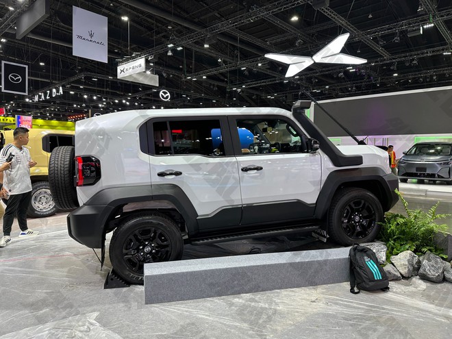 Sờ tận tay Toyota Land Cruiser FJ sắp về Việt Nam: Nhìn thực tế 'lực' hơn trên ảnh, trau chuốt 'mượt', nhiều bản độ bắt mắt- Ảnh 6. Sờ tận tay Toyota Land Cruiser FJ sắp về Việt Nam: Nhìn thực tế 'lực' hơn trên ảnh, trau chuốt 'mượt', nhiều bản độ bắt mắt- Ảnh 6.