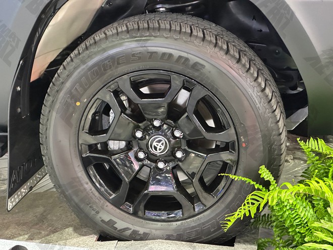 Sờ tận tay Toyota Land Cruiser FJ sắp về Việt Nam: Nhìn thực tế 'lực' hơn trên ảnh, trau chuốt 'mượt', nhiều bản độ bắt mắt- Ảnh 17. Sờ tận tay Toyota Land Cruiser FJ sắp về Việt Nam: Nhìn thực tế 'lực' hơn trên ảnh, trau chuốt 'mượt', nhiều bản độ bắt mắt- Ảnh 17.