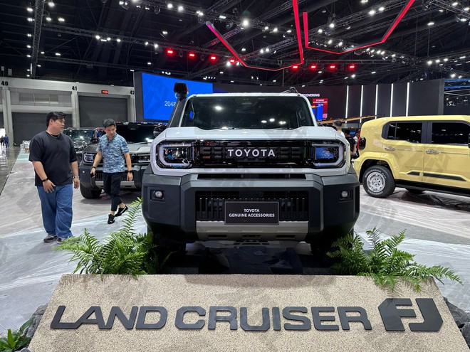 Sờ tận tay Toyota Land Cruiser FJ sắp về Việt Nam: Nhìn thực tế 'lực' hơn trên ảnh, trau chuốt 'mượt', nhiều bản độ bắt mắt- Ảnh 4. Sờ tận tay Toyota Land Cruiser FJ sắp về Việt Nam: Nhìn thực tế 'lực' hơn trên ảnh, trau chuốt 'mượt', nhiều bản độ bắt mắt- Ảnh 4.