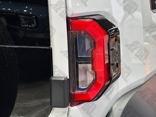 Sờ tận tay Toyota Land Cruiser FJ sắp về Việt Nam: Nhìn thực tế 'lực' hơn trên ảnh, trau chuốt 'mượt', nhiều bản độ bắt mắt- Ảnh 16. Sờ tận tay Toyota Land Cruiser FJ sắp về Việt Nam: Nhìn thực tế 'lực' hơn trên ảnh, trau chuốt 'mượt', nhiều bản độ bắt mắt- Ảnh 16.