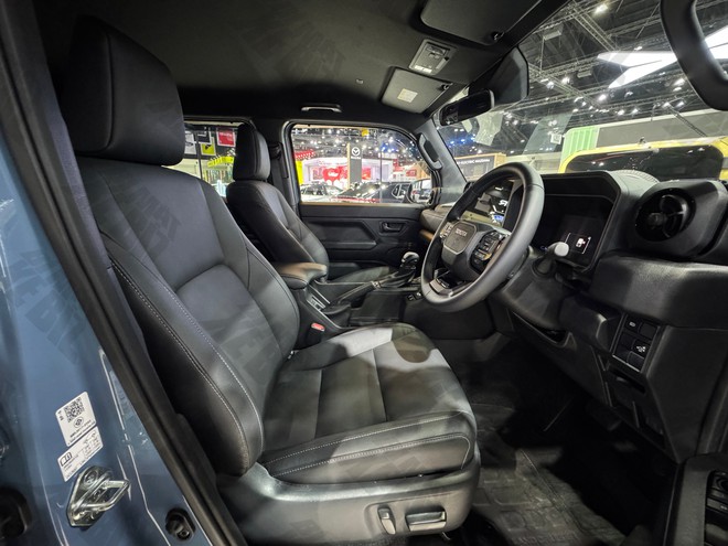 Sờ tận tay Toyota Land Cruiser FJ sắp về Việt Nam: Nhìn thực tế 'lực' hơn trên ảnh, trau chuốt 'mượt', nhiều bản độ bắt mắt- Ảnh 19. Sờ tận tay Toyota Land Cruiser FJ sắp về Việt Nam: Nhìn thực tế 'lực' hơn trên ảnh, trau chuốt 'mượt', nhiều bản độ bắt mắt- Ảnh 19.