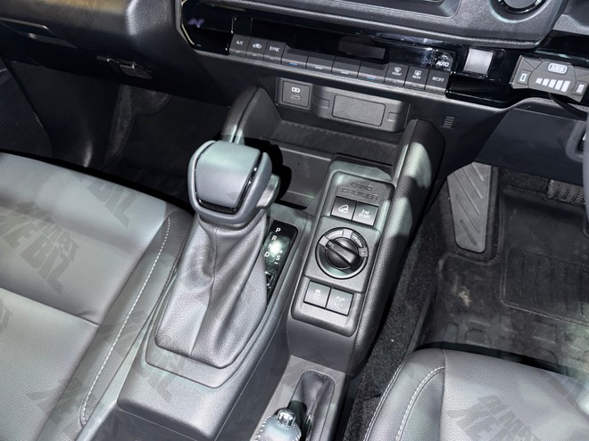 Sờ tận tay Toyota Land Cruiser FJ sắp về Việt Nam: Nhìn thực tế 'lực' hơn trên ảnh, trau chuốt 'mượt', nhiều bản độ bắt mắt- Ảnh 24. Sờ tận tay Toyota Land Cruiser FJ sắp về Việt Nam: Nhìn thực tế 'lực' hơn trên ảnh, trau chuốt 'mượt', nhiều bản độ bắt mắt- Ảnh 24.