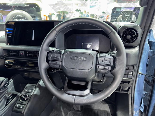 Sờ tận tay Toyota Land Cruiser FJ sắp về Việt Nam: Nhìn thực tế 'lực' hơn trên ảnh, trau chuốt 'mượt', nhiều bản độ bắt mắt- Ảnh 22. Sờ tận tay Toyota Land Cruiser FJ sắp về Việt Nam: Nhìn thực tế 'lực' hơn trên ảnh, trau chuốt 'mượt', nhiều bản độ bắt mắt- Ảnh 22.