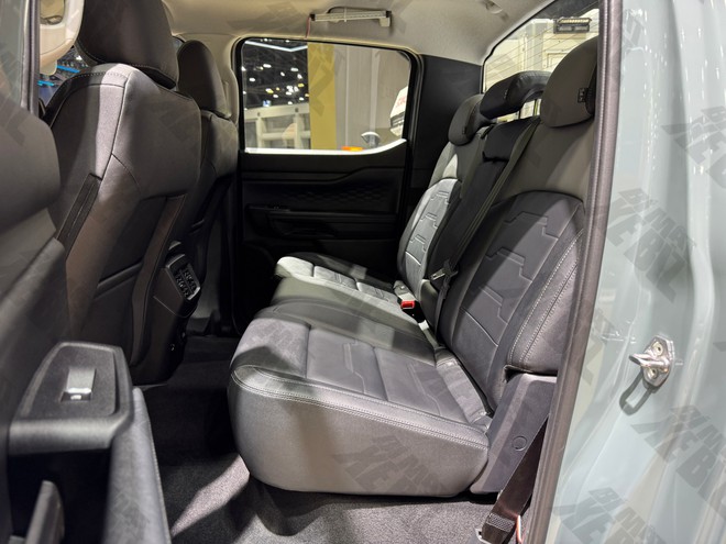 Xem thực tế Ford Ranger Wildtrak 2026 trước khi b&aacute;n tại Việt Nam: Thiết kế tinh chỉnh nhẹ, động cơ mới, cấu h&igrave;nh dễ rẻ hơn trước, th&ecirc;m cạnh tranh Hilux- Ảnh 27.