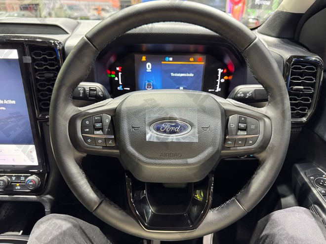 Xem thực tế Ford Ranger Wildtrak 2026 trước khi b&aacute;n tại Việt Nam: Thiết kế tinh chỉnh nhẹ, động cơ mới, cấu h&igrave;nh dễ rẻ hơn trước, th&ecirc;m cạnh tranh Hilux- Ảnh 24.