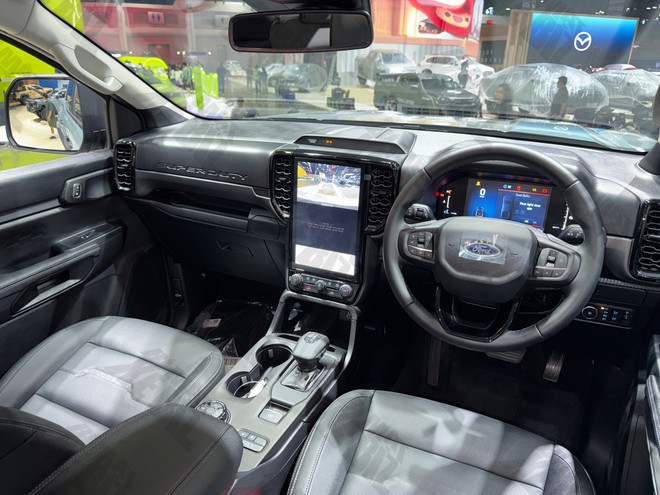 Xem thực tế Ford Ranger Wildtrak 2026 trước khi b&aacute;n tại Việt Nam: Thiết kế tinh chỉnh nhẹ, động cơ mới, cấu h&igrave;nh dễ rẻ hơn trước, th&ecirc;m cạnh tranh Hilux- Ảnh 23.