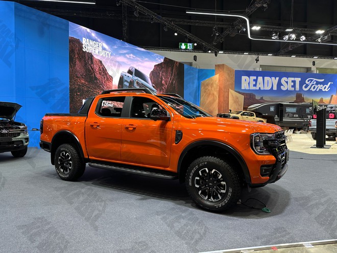 Xem thực tế Ford Ranger Wildtrak 2026 trước khi b&aacute;n tại Việt Nam: Thiết kế tinh chỉnh nhẹ, động cơ mới, cấu h&igrave;nh dễ rẻ hơn trước, th&ecirc;m cạnh tranh Hilux- Ảnh 9.