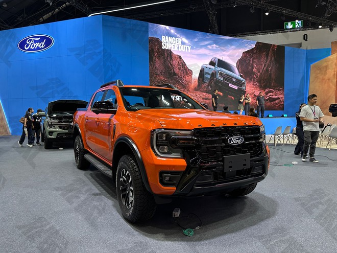 Xem thực tế Ford Ranger Wildtrak 2026 trước khi b&aacute;n tại Việt Nam: Thiết kế tinh chỉnh nhẹ, động cơ mới, cấu h&igrave;nh dễ rẻ hơn trước, th&ecirc;m cạnh tranh Hilux- Ảnh 8.